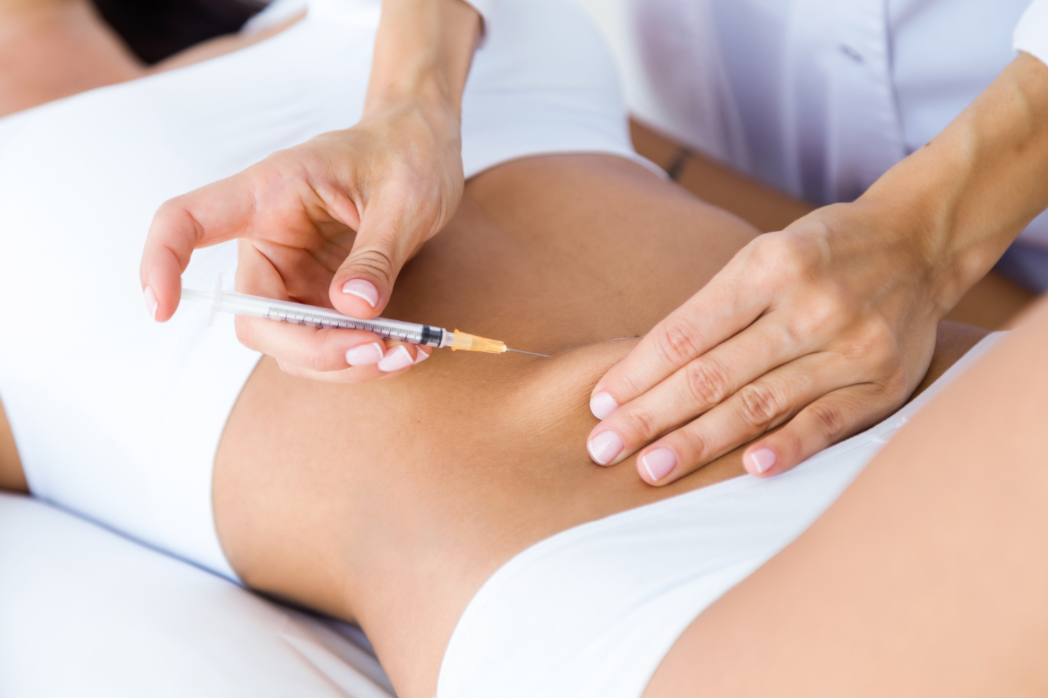Priprema pacijenta za liposukciju — infiltracija u predelu stomaka